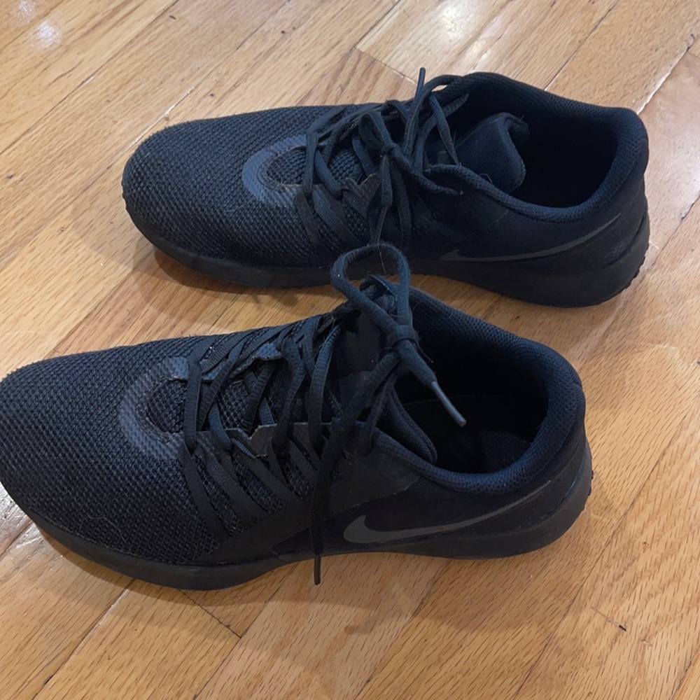 Mens black Nike training shoes 8 41